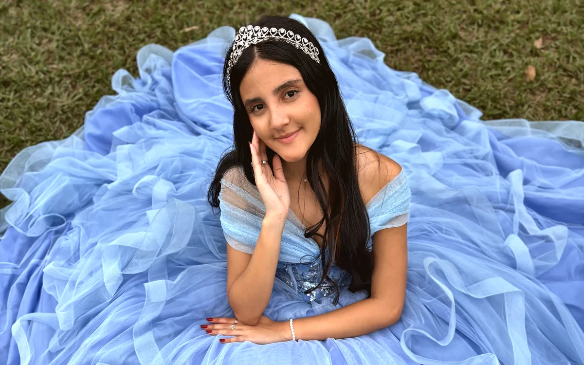 Milena sobre a grama